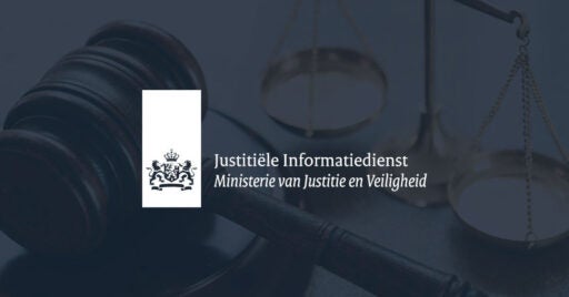 Bild von Hammer und Waage der Gerechtigkeit mit JustID-Logo-Overlay.