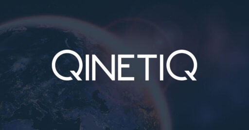 Image sur terre avec le soleil qui se lève. Superposition du logo Qinetiq sur l'image.