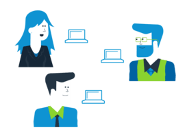Imagen de tres desarrolladores cerca de computadoras portátiles discutiendo la facilidad de implementar la virtualización de servicios.