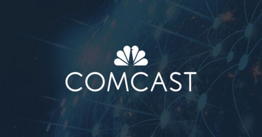 Bild der Erde mit Konnektivitätsüberlagerung und Comcast-Logo über dem Bild.