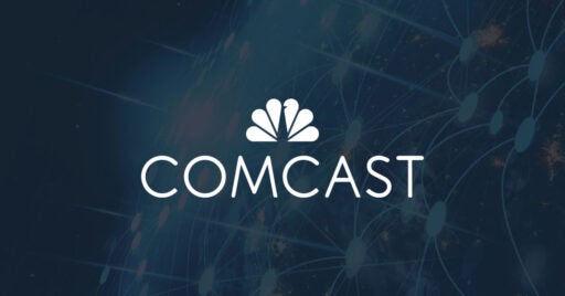 Image de la Terre avec superposition de connectivité et logo Comcast au-dessus de l'image.