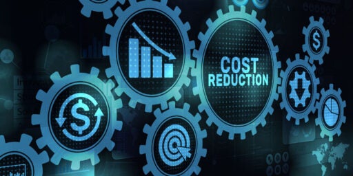 Imagen de gráficos de engranajes con un cuadro financiero dentro del engranaje izquierdo y las palabras "Reducción de costos" dentro del engranaje derecho.