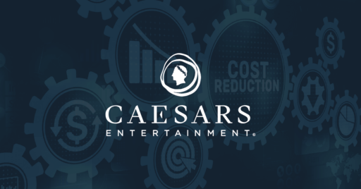 Imagen de gráficos de engranajes con un cuadro financiero dentro del engranaje izquierdo y las palabras "Reducción de costos" dentro del engranaje derecho. Superposición del logotipo de Caesars.