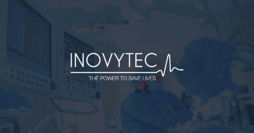 A la izquierda, la imagen de la pantalla del dispositivo médico que muestra los signos vitales y, a la derecha, dos profesionales médicos mirando otra pantalla en el fondo y el logotipo de Inovytec superpuesto en la parte superior de la imagen.