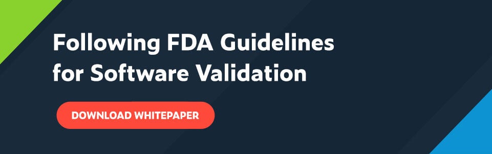Texto blanco sobre fondo azul marino: siguiendo las pautas de la FDA para la validación de software con un botón rojo debajo que dice Descargar documento técnico.