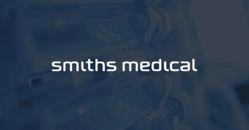 Imagen de primer plano de los dispositivos médicos de la bomba de infusión con el logotipo de Smiths Medical superpuesto.