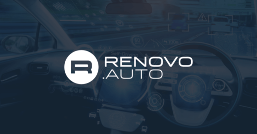 Image du tableau de bord d'une voiture autonome avec volant à droite et ordinateur avec texte "Self-Driving" à droite. Superposition du logo Renovo Auto sur l'image.