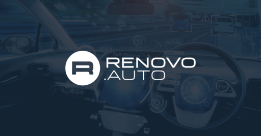 Bild des Armaturenbretts eines autonomen Autos mit Lenkrad rechts und Computer mit dem Text „Selbstfahrend“ rechts. Renovo Auto-Logo wird auf dem Bild eingeblendet.