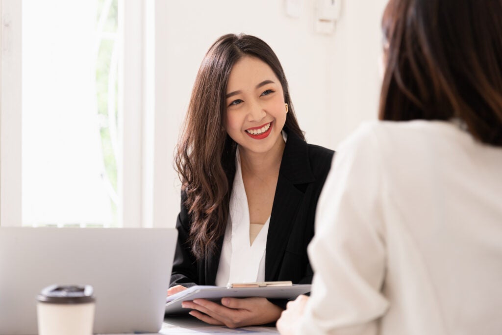 Un intervieweur passe en revue ses questions d'entretien pour un candidat ingénieur en assurance qualité logicielle.