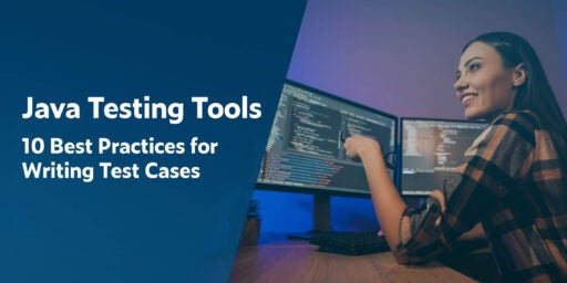 Java Testing Tools: 10 Best Practices for Writing Test Cases mit dem Bild rechts einer Programmiererin, die auf einen auf einem von zwei Monitoren geschriebenen Testfall zeigt.