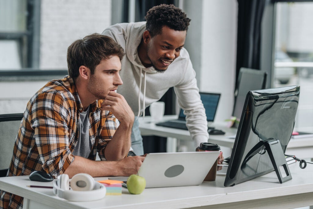 Deux programmeurs travaillant sur des tests de performances avec Karate DSL et Parasoft SOAtest.