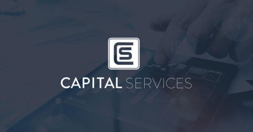 Logo pour CAPITAL Services, un S assis à l'intérieur d'un C plus grand