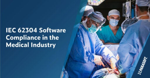 Text links in weißer Schrift auf dunkelblauem Hintergrund: IEC 62304 Software Compliance in the Medical Industry. Das Bild rechts zeigt eine Gruppe von Chirurgen in Kitteln, die einen Eingriff an einem Patienten durchführen.