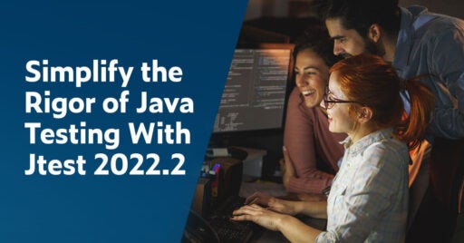 Texto a la izquierda en fuente blanca sobre fondo azul oscuro: Simplifique el rigor de las pruebas de Java con Jtest 2022.2. A la derecha hay una imagen de tres desarrolladores de Java reunidos alrededor de una computadora y un monitor que muestra el código de Java para probar con Parasoft Jtest.