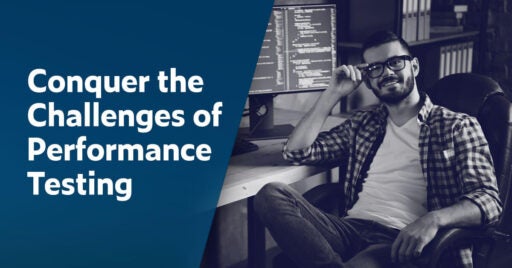 Texte à gauche : Relevez les défis des tests de performance. À droite se trouve une image d'un développeur masculin souriant et assis à son bureau avec un moniteur affichant le code en cours de test de performance.