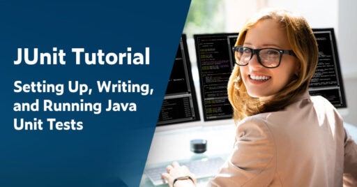 Text links in weißer Schrift auf dunkelblauem Hintergrund: Junit Tutorial: Setting Up, Writing, and Running Java Unit Tests. Rechts ist ein Foto einer jungen Entwicklerin zu sehen, die an einem Schreibtisch mit zwei Monitoren sitzt, auf denen Code angezeigt wird. Sie