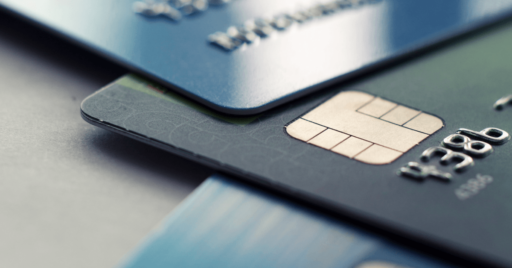 Image montrant une vue partielle en gros plan de trois cartes de crédit déployées