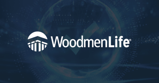 Au premier plan se trouve le logo WoodmenLife. L'arrière-plan est principalement un bleu foncé délavé et montre des images délavées d'une coche bleu grisâtre à l'intérieur d'un cercle bleu grisâtre.