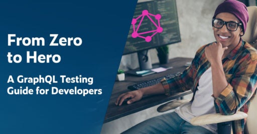 Texto a la izquierda: From Zero to Hero: A GraphQL Testing Guide for Developers. A la derecha hay una imagen de un desarrollador feliz sentado en su escritorio sonriendo a la cámara. El monitor en el fondo tiene el icono GraphQL de color rosa intenso adherido.