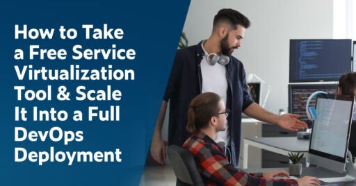 Texto a la izquierda: Cómo tomar una herramienta de virtualización de servicios gratuita y escalarla en una implementación completa de DevOps. La imagen de la derecha muestra a dos desarrolladores que utilizan la herramienta de virtualización de servicios.