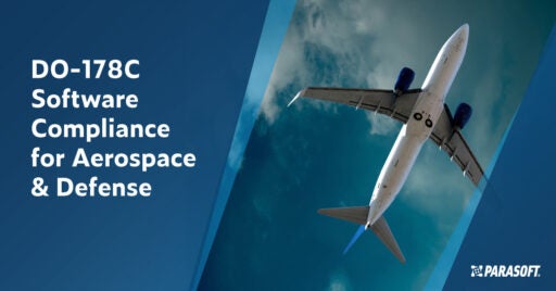 Text links: DO-178C Software Compliance für Luft- und Raumfahrt und Verteidigung. Rechts ist ein Bodenansichtsbild der Unterseite eines Verkehrsflugzeugs zu sehen, das in einem teilweise bewölkten Himmel fliegt.