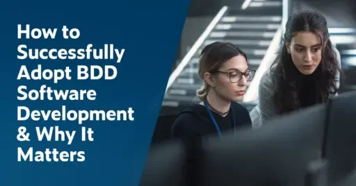 Text links: Wie Sie die BDD-Softwareentwicklung erfolgreich einführen und warum sie wichtig ist. Auf der rechten Seite ist ein Bild von zwei weiblichen BDD-Softwareentwicklungsexperten zu sehen, die Code überprüfen.