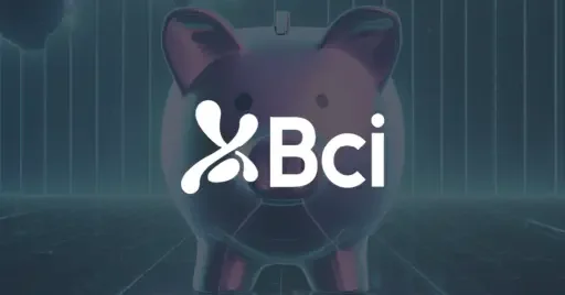 Logotipo de BCI en primer plano en blanco con una imagen frontal de una gran alcancía rosa sobre un fondo descolorido.