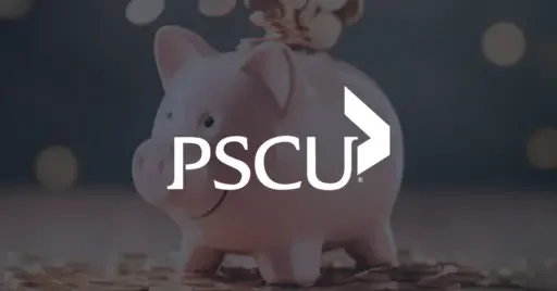 Das PSCU-Logo in Weiß mit einem verblassten Hintergrund eines rosa Sparschweins, in das Münzen fallen.