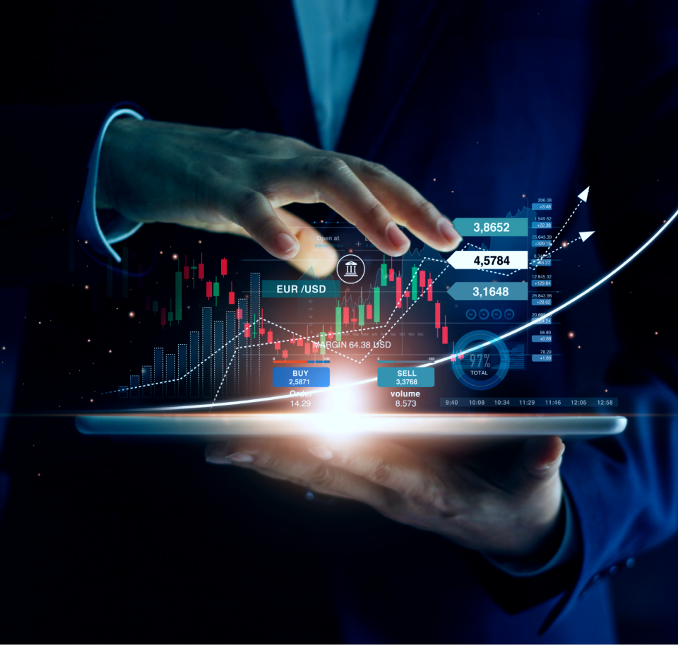 Das Bild zeigt einen Mann in einem Business-Anzug, der einen nach außen gerichteten Laptop mit transparentem 3D-Display hält und Finanzkennzahlen auf einem Dashboard anzeigt.
