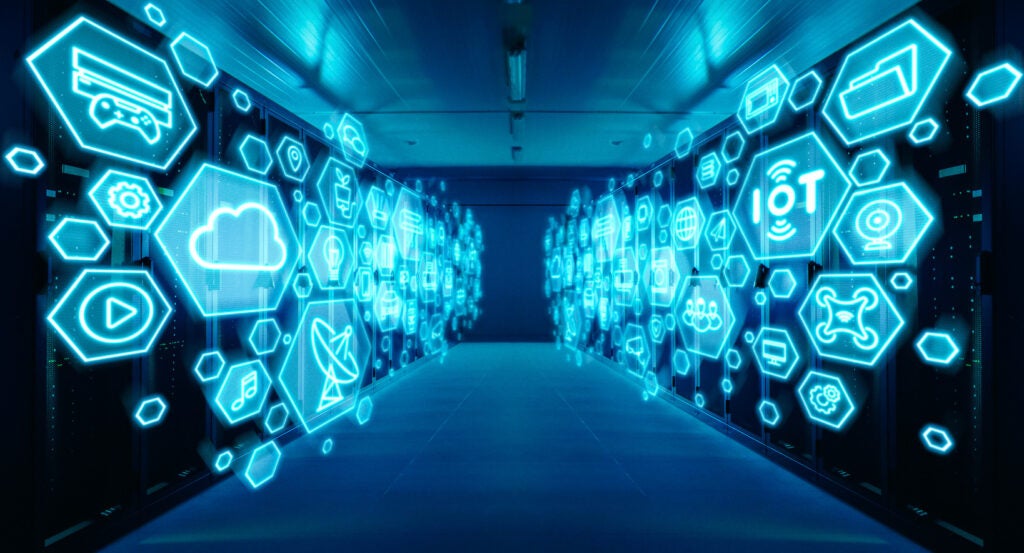 Weitwinkelaufnahme eines funktionierenden Rechenzentrums mit Reihen von Rack-Servern mit verschiedenen illustrativen Computersymbolen und -symbolen im Vordergrund. Internet-Technologiekonzept mit blauen Lichtern.